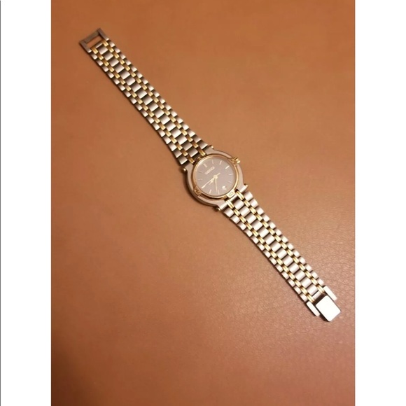 Women Gucci 9000L Stainless Steel Quartz Watch - Picture 4 of 8